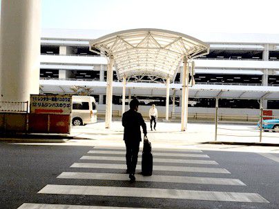 那覇空港出口の横断歩道